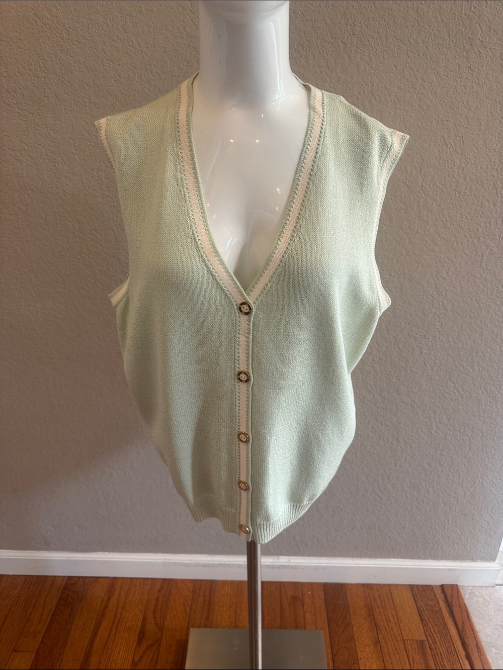 St John Sport size Large light Green Sleeveless Knit Button-Up Vest